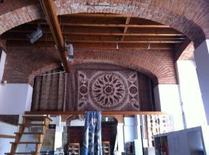 soffitto in travi lignee dello show room di antica persia in corso torino a Genova
