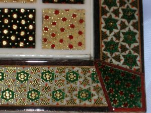 particolare di scacchiera in mosaico