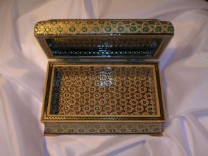 portagioie in mosaico particolare dell'interno rivestito anch'esso interamente in mosaico